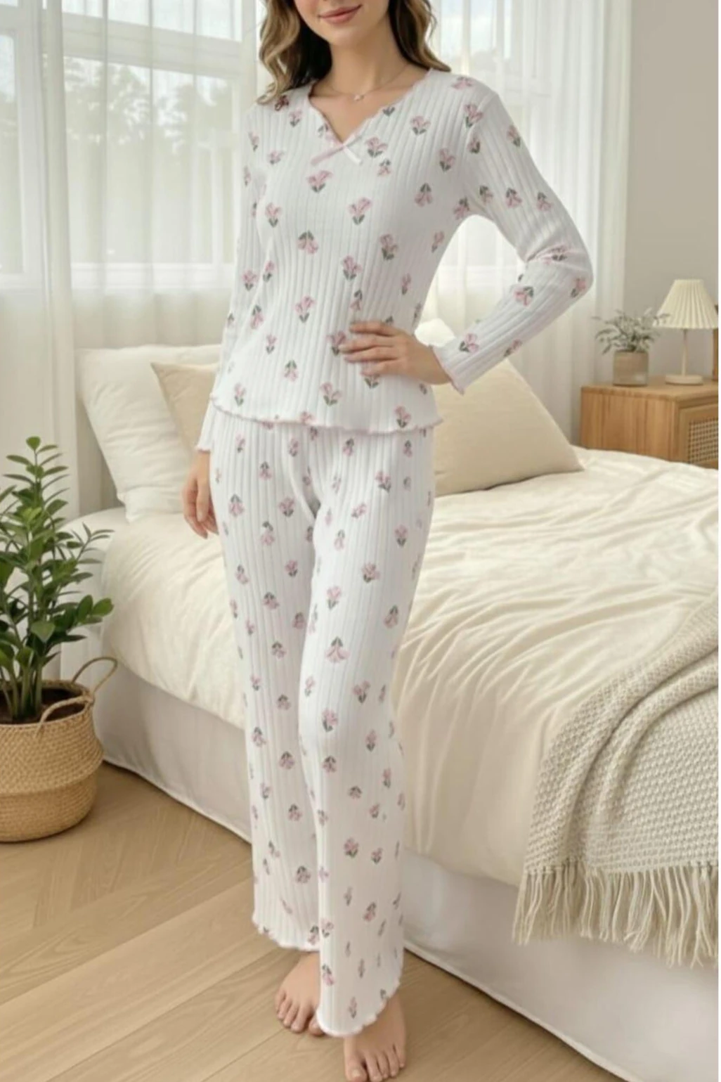 Minimal Lale Desenli V Yaka Pijama Takımı Ekru